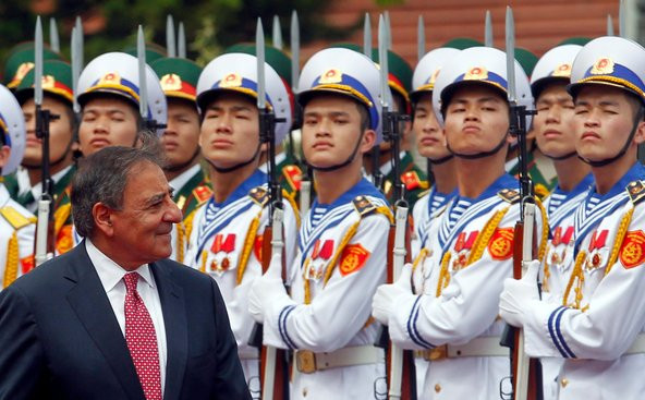 Bộ trưởng Quốc phòng Mỹ Leo Panetta thăm Việt Nam năm 2012 và đã ghé thăm cảng Cam Ranh. Ảnh: Kham/Reuters. Bộ trưởng Quốc phòng Mỹ Leo Panetta thăm Việt Nam năm 2012 và đã ghé thăm cảng Cam Ranh. Ảnh: Kham/Reuters.