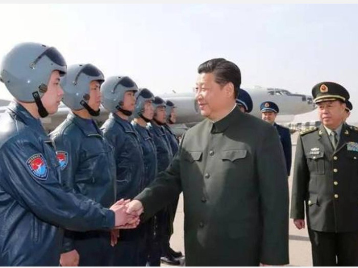 Ông Tập Cận Bình thị sát lực lượng không quân ở Tây An. Ảnh: Đa Chiều.