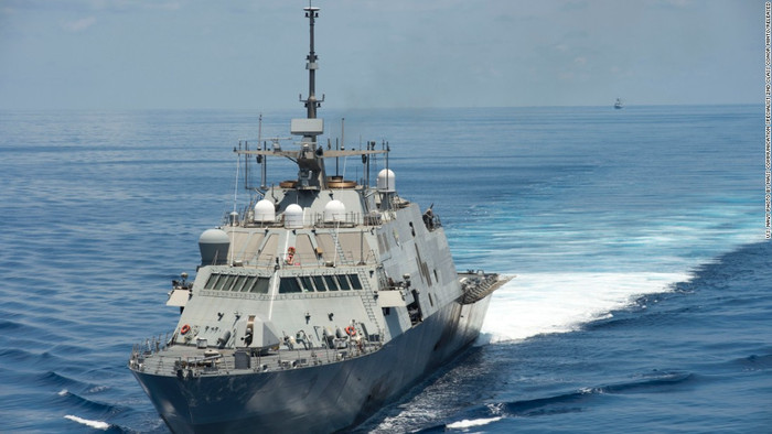 Chiến hạm USS Fort Worth (LCS 3) Hoa Kỳ tuần tra vùng biển quốc tế trên Biển Đông gần vị trí Trung Quốc bồi lấp, xây dựng bất hợp pháp đảo nhân tạo ở quần đảo Trường Sa, thuộc chủ quyền Việt Nam. Ảnh CNN. Chiến hạm USS Fort Worth (LCS 3) Hoa Kỳ tuần tra vùng biển quốc tế trên Biển Đông gần vị trí Trung Quốc bồi lấp, xây dựng bất hợp pháp đảo nhân tạo ở quần đảo Trường Sa, thuộc chủ quyền Việt Nam. Ảnh CNN.