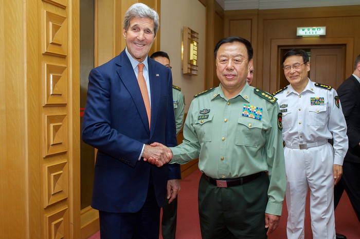 Phạm Trường Long được Tập Cận Bình đẩy ra tiếp John Kerry trước khi ông Bình gặp gỡ. Phạm Trường Long được Tập Cận Bình đẩy ra tiếp John Kerry trước khi ông Bình gặp gỡ.