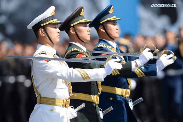 CCTV chỉ đưa hình ảnh đội nghi trượng Trung Quốc duyệt binh tại Moscow mà lờ tịt đội hình, vũ khí hoành tráng của quân đội nước chủ nhà.