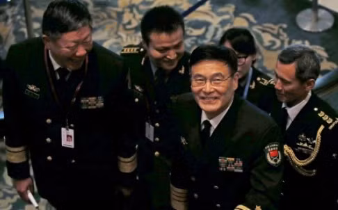 Ông Tôn Kiến Quốc bước vào phòng họp tại Đối thoại Shangri-la, ảnh: Reuters.