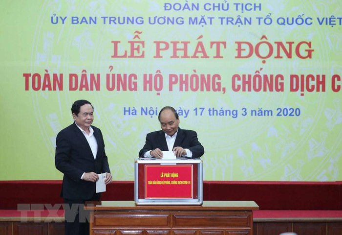 Thủ tướng Nguyễn Xuân Phúc quyên góp ủng hộ phòng, chống dịch COVID-19. (Ảnh: Thống Nhất/TTXVN) Thủ tướng Nguyễn Xuân Phúc quyên góp ủng hộ phòng, chống dịch COVID-19. (Ảnh: Thống Nhất/TTXVN)