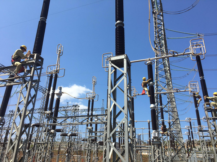 Vệ sinh bảo dưỡng thiết bị trước mùa mưa tại TBA 500kV Pleiku2.