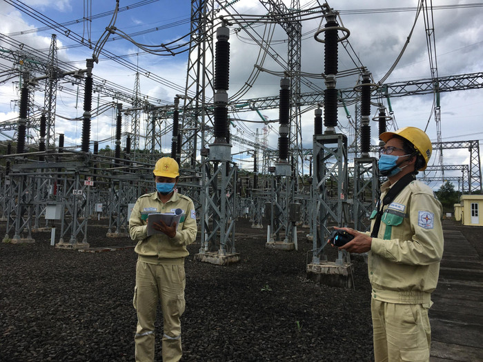 Dùng máy đo chuyên dụng kiểm tra, soi phát nhiệt sau mưa tại TBA 500kV Pleiku 2.