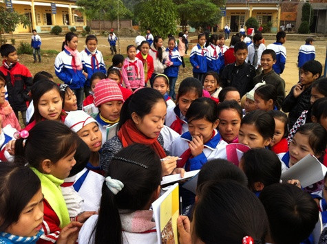 Các em học sinh trường THCS Phú Cường (Thái Nguyên) xin chữ ký thí sinh top 4 Vietnam Idol Các em học sinh trường THCS Phú Cường (Thái Nguyên) xin chữ ký thí sinh top 4 Vietnam Idol