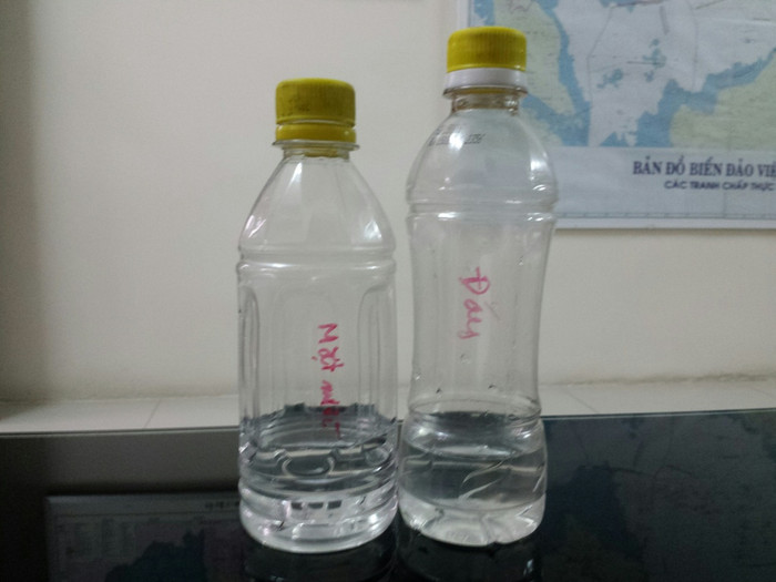 Mẫu nước biển nhiễm bẩn được Chi cục Thủy Sản tỉnh Thừa Thiên - Huế đưa đi xét nghiệm tìm hiểu nguyên nhân. Ảnh: B.S