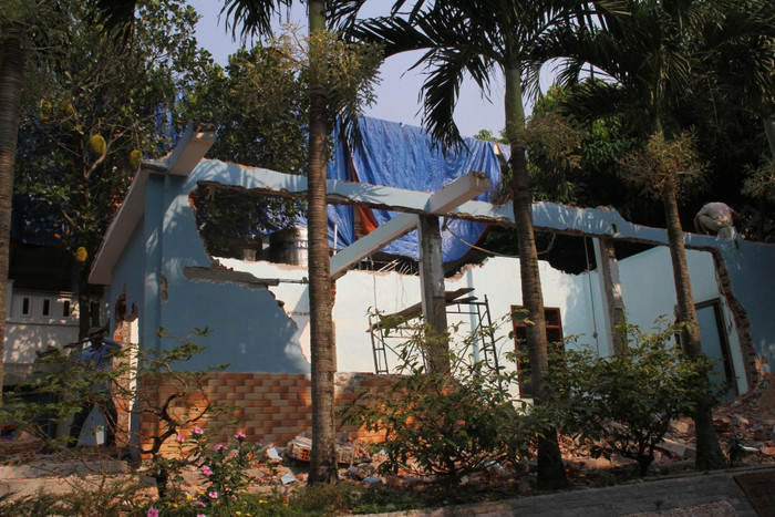 Những ngôi nhà xây đã được đập bỏ gần xong....