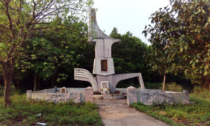 Tượng đài căn cứ điểm 241. (Ảnh Bảo Sương) Tượng đài căn cứ điểm 241. (Ảnh Bảo Sương)