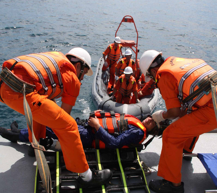 Các thuyền viên tàu SAR 412 trong một lần huấn luyện trên biển. Ảnh: Hoàng Tuấn