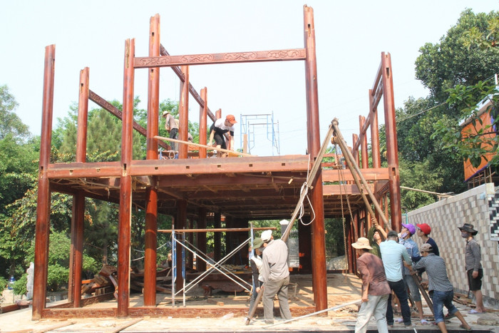 Sáng 15/4, hạn cuối cùng để đại gia vàng Ngô Văn Quang (giám đốc một công ty vàng ở Quảng Nam) tháo dỡ biệt phủ xây không phép trên núi Hải Vân (phường Hòa Hiệp Bắc, quận Liên Chiểu, Đà Nẵng). Ngay từ sáng sớm, nhiều nhóm công nhân tích cực việc tháo dỡ mà trước đó họ vẫn làm...