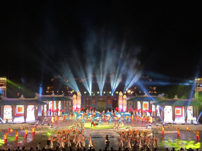 Chương trình nghệ thuật khai mạc Festival Huế 2016 diễn ra lung linh hoành tráng. Ảnh: B.S Chương trình nghệ thuật khai mạc Festival Huế 2016 diễn ra lung linh hoành tráng. Ảnh: B.S