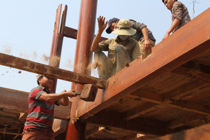 Gia đình ông Quang phải thuê thợ lành nghề phía Bắc vào tháo dỡ. Dù Đà Nẵng đang nắng nóng, nhưng các nhóm thợ vẫn tích cực làm để đảm bảo đúng thời hạn tháo dỡ.