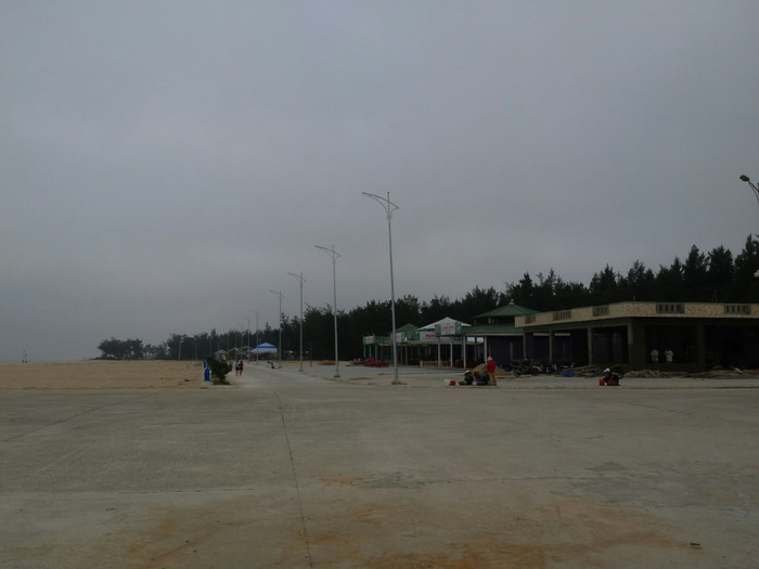 Nếu như trước đây, hàng quán đông khách thì bây giờ quang cảnh đìu hiu, ế ẩm. Ảnh: B.Sương Nếu như trước đây, hàng quán đông khách thì bây giờ quang cảnh đìu hiu, ế ẩm. Ảnh: B.Sương