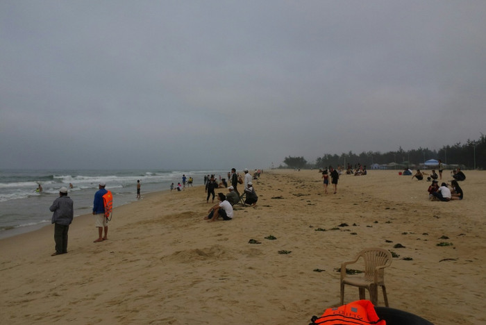 Biển Thuận An vắng khách du lịch đến tắm biển hơn so với bình thường sau khi có thông tin cá chết hàng loạt. Ảnh: B.Sương Biển Thuận An vắng khách du lịch đến tắm biển hơn so với bình thường sau khi có thông tin cá chết hàng loạt. Ảnh: B.Sương