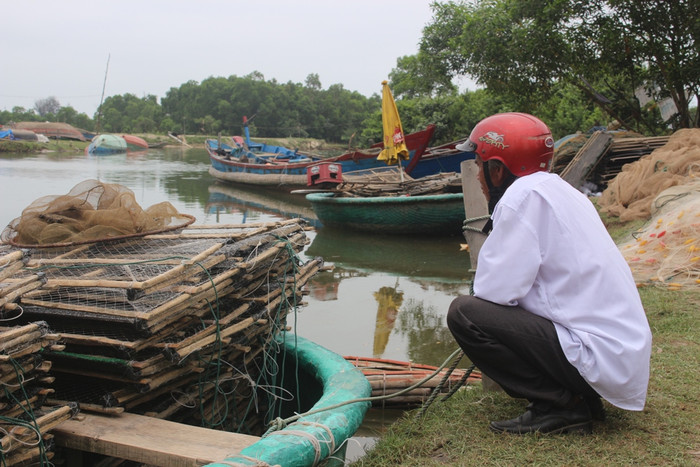 Người dân ngán ngẩm vì cá chết hàng loạt gây ảnh hưởng đến cuộc sống. Ảnh: B.Sương Người dân ngán ngẩm vì cá chết hàng loạt gây ảnh hưởng đến cuộc sống. Ảnh: B.Sương