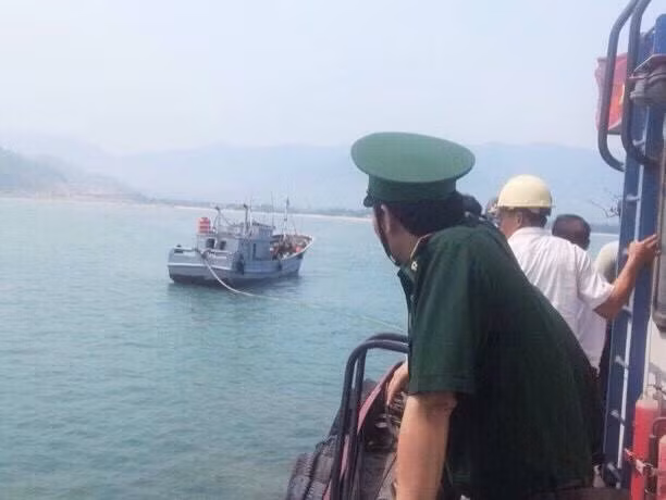 Sau hai ngày mắc cạn, tàu cá của ngư dân Trung Quốc được Đồn Biên phòng cửa khẩu Chân Mây tiến hành cứu hộ thành công. Ảnh: B.Sương
