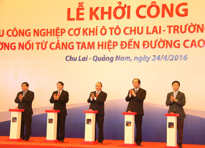 Thủ tướng Nguyễn Xuân Phúc cùng các đại biểu tại lễ khởi công Khu công nghiệp cơ khí ôtô Chu Lai – Trường Hải mở rộng và 2 tuyến đường nối từ cảng Tam Hiệp đến đường cao tốc và khu công nghiệp. Ảnh: Hoàng Tuấn Thủ tướng Nguyễn Xuân Phúc cùng các đại biểu tại lễ khởi công Khu công nghiệp cơ khí ôtô Chu Lai – Trường Hải mở rộng và 2 tuyến đường nối từ cảng Tam Hiệp đến đường cao tốc và khu công nghiệp. Ảnh: Hoàng Tuấn