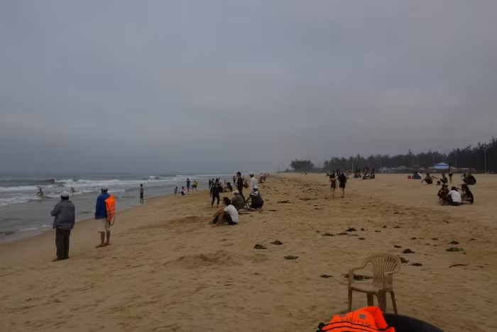 Biển Thuận An vắng khách du lịch đến tắm biển hơn so với bình thường sau khi có thông tin cá chết hàng loạt. Ảnh: B.Sương Biển Thuận An vắng khách du lịch đến tắm biển hơn so với bình thường sau khi có thông tin cá chết hàng loạt. Ảnh: B.Sương