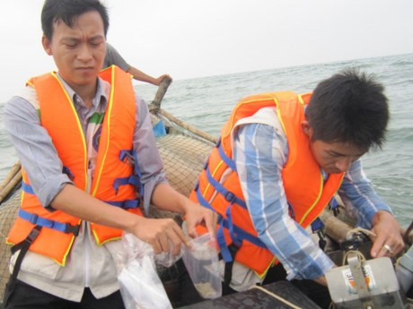 Cơ quan chức năng khảo sát, lấy mẫu khu vực biển xã Quảng Công ngày 21/4. Ảnh: Sở Tài nguyên và Môi trường tỉnh Thừa Thiên - Huế. Cơ quan chức năng khảo sát, lấy mẫu khu vực biển xã Quảng Công ngày 21/4. Ảnh: Sở Tài nguyên và Môi trường tỉnh Thừa Thiên - Huế.