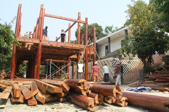 &quot;Đây là nhà gỗ mà ông Quang tâm đắc nhất và là nơi đựng nhiều vật quý giá những cũng phải tháo dỡ. Gia đình buồn lắm nhưng biết làm sao, phải chấp hành quyết định của cấp trên thôi...&quot;, đại diện gia đình ông Quang cho biết.