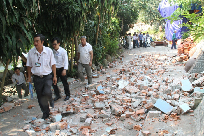 Theo tính toán sơ bộ thì hạng mục công trình vi phạm khoảng 10 cái. Hiện đã xong 5 cái, còn 3 cái đã tháo dỡ hơn 50%, còn lại 2 cái nhà (có trước khi xây dựng biệt phủ) được gia đình xin để đồ đoàn, tài sản...