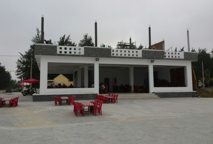 Hàng quán đìu hiu, ế ẩm vì vắng khách. Ảnh: B.Sương Hàng quán đìu hiu, ế ẩm vì vắng khách. Ảnh: B.Sương