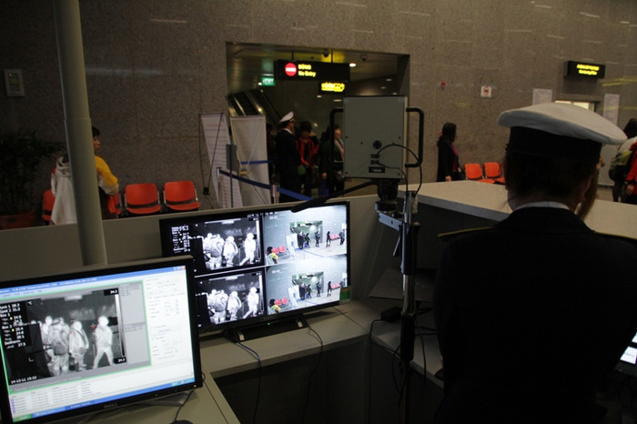 Kiểm dịch y tế tại sân bay quốc tế Đà Nẵng. Ảnh: Hoàng Tuấn