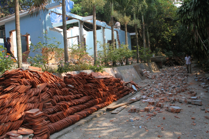 Những viên ngói được xếp cẩn thận bên lối đi để tái sử dụng....