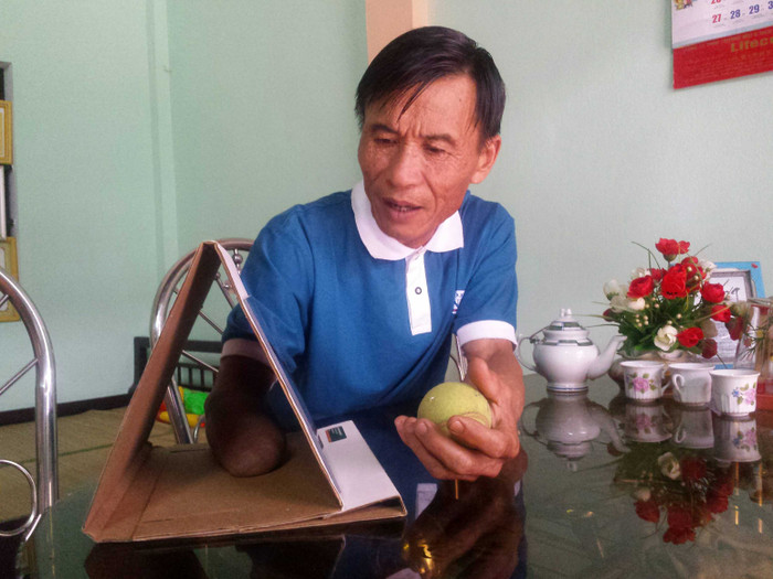 Ông Phạm Qúy Thí giới thiệu về “Điều trị đau chi ma bằng liệu pháp hộp gương”. Ảnh: Bảo Sương Ông Phạm Qúy Thí giới thiệu về “Điều trị đau chi ma bằng liệu pháp hộp gương”. Ảnh: Bảo Sương