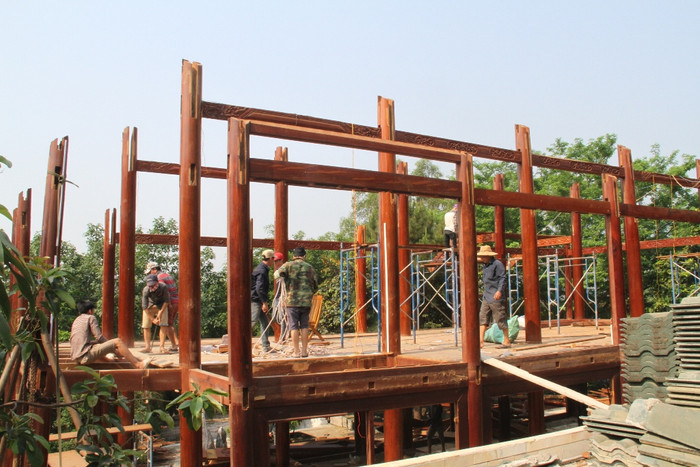 Ghi nhận trong sáng 15/4, việc tháo dỡ đã được hơn 80%. Một số nhà gỗ do được làm công phu nên việc tháo dỡ cũng rất khó khăn vì theo nguyện vọng gia đình ông Quang là vừa chấp hành tháo dỡ, vừa đảm bảo tài sản.