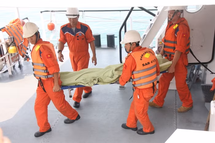 Các thuyền viên tàu SAR 412 trong một lần đưa thi thể ngư dân bị nạn vào bờ. Ảnh: Hoàng Tuấn