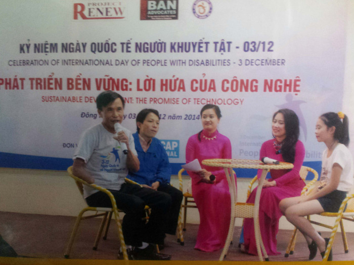 Ông Thí giao lưu trò chuyện về bom mìn tại Quảng Trị năm 2014. Ảnh tư liệu Ông Thí giao lưu trò chuyện về bom mìn tại Quảng Trị năm 2014. Ảnh tư liệu