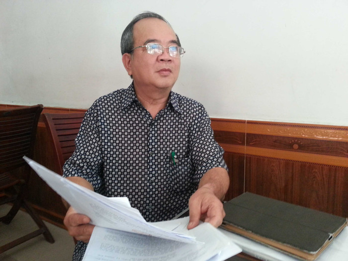 Ông Ngô Văn Dũng, tổ trưởng tổ 8, phường Thạch Thang, quận Hải Châu cầm đơn kêu cứu trình bày sự việc với phóng viên. Ảnh: Hoàng Tuấn