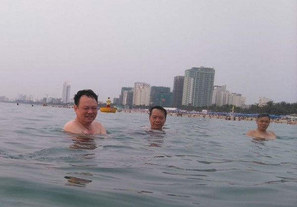 Ông Nguyễn Điểu (bên trái), giám đốc Sở Tài nguyên và Môi trường TP Đà Nẵng xuống biển tắm vào sáng ngày 30/4. Ảnh: H.L Ông Nguyễn Điểu (bên trái), giám đốc Sở Tài nguyên và Môi trường TP Đà Nẵng xuống biển tắm vào sáng ngày 30/4. Ảnh: H.L