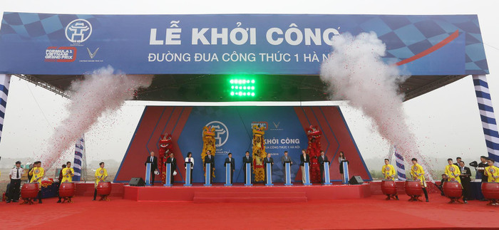 Các đại biểu bấm nút khởi công Đường đua công thức 1 Hà Nội. Ảnh: Vingroup Các đại biểu bấm nút khởi công Đường đua công thức 1 Hà Nội. Ảnh: Vingroup