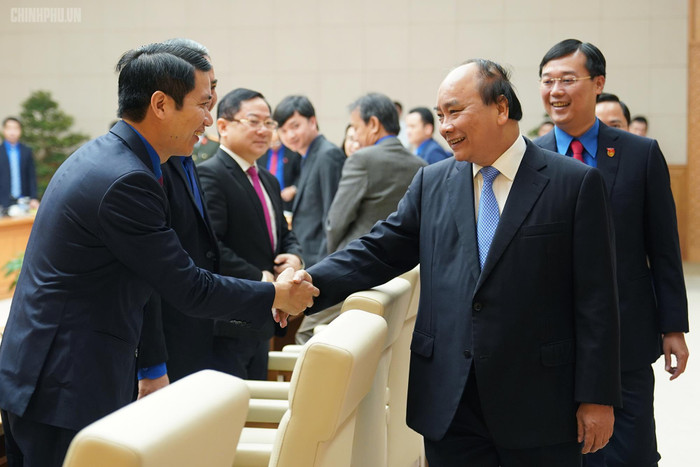 Thủ tướng trò chuyện với các đại biểu tham dự cuộc làm việc. Ảnh: VGP