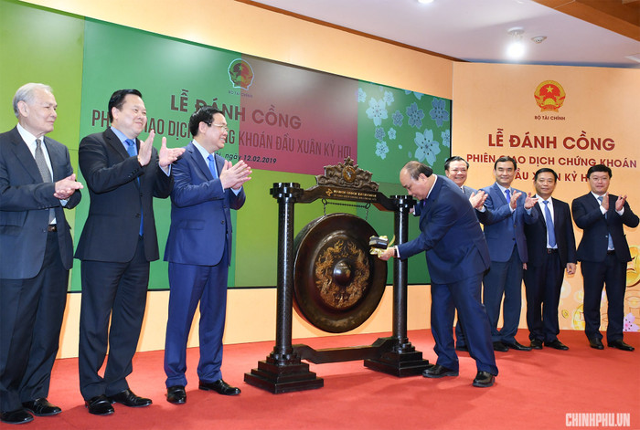 Thủ tướng Nguyễn Xuân Phúc đánh cồng khai trương hoạt động giao dịch chứng khoán đầu Xuân. Ảnh: VGP Thủ tướng Nguyễn Xuân Phúc đánh cồng khai trương hoạt động giao dịch chứng khoán đầu Xuân. Ảnh: VGP