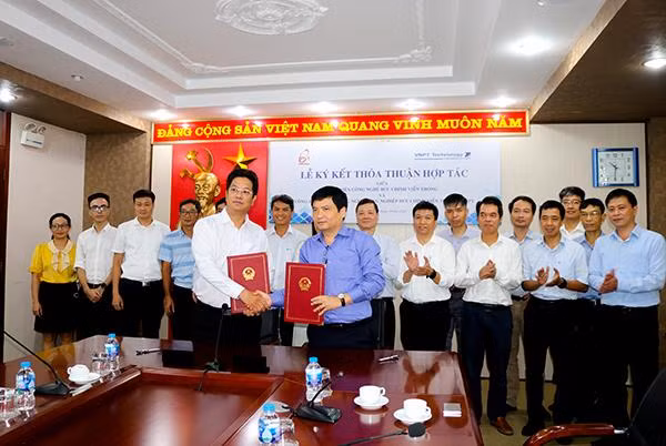 PGS.TS Đặng Hoài Bắc, Giám đốc PTIT và ông Tô Mạnh Cường, Tổng Giám đốc VNPT Technology trao biên bản kết thỏa thuận hợp tác.