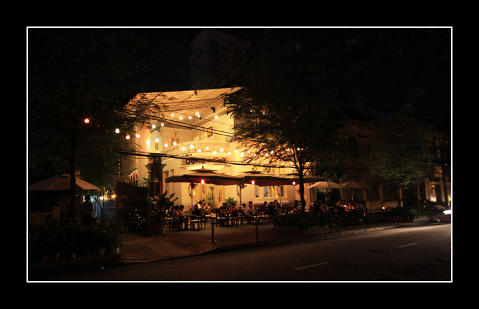 “Hoa gì vậy sao lại đẹp thế?” – Câu hỏi của Thi Từ làm tôi ngạc nhiên bởi loài hoa nổi tiếng buồn như thế mà cô ấy lại không biết. Sau đó, đến lượt cô bạn người Quế Lâm của tôi ngạc nhiên về cái tên chẳng Việt Nam tí nào khi tôi trả lời: Tigôn... “Hoa gì vậy sao lại đẹp thế?” – Câu hỏi của Thi Từ làm tôi ngạc nhiên bởi loài hoa nổi tiếng buồn như thế mà cô ấy lại không biết. Sau đó, đến lượt cô bạn người Quế Lâm của tôi ngạc nhiên về cái tên chẳng Việt Nam tí nào khi tôi trả lời: Tigôn...