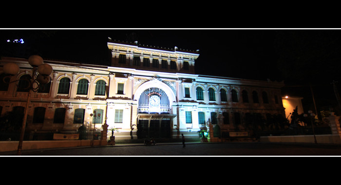 Tôi hỏi Từ thấy gì ở hoa và Từ nói: Ừ, nó đúng là dáng trái tim vỡ, “tựa trái tim phai, tựa máu hồng”... Tôi hỏi Từ thấy gì ở hoa và Từ nói: Ừ, nó đúng là dáng trái tim vỡ, “tựa trái tim phai, tựa máu hồng”...