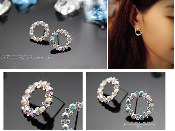 Hoa tai tròn với nhiều màu đá pha trộn tạo nên vẻ nổi bật dù kiểu dáng của nó khá đơn giản.