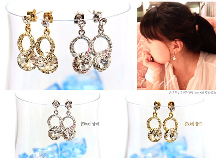 Mẫu hoa tai với kiểu lồng ghép này thật bắt mắt và làm cho người đeo chúng thật sự duyên dáng, xinh đẹp hơn.