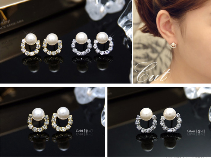 Thêm một mẫu ngọc trai kết hợp đá trắng trang trí hình bán nguyệt khá bắt mắt. Bạn sẽ thật nổi bật và phong cách khi kết hợp đôi hoa tai này với chiếc đầm màu đỏ nóng bỏng.