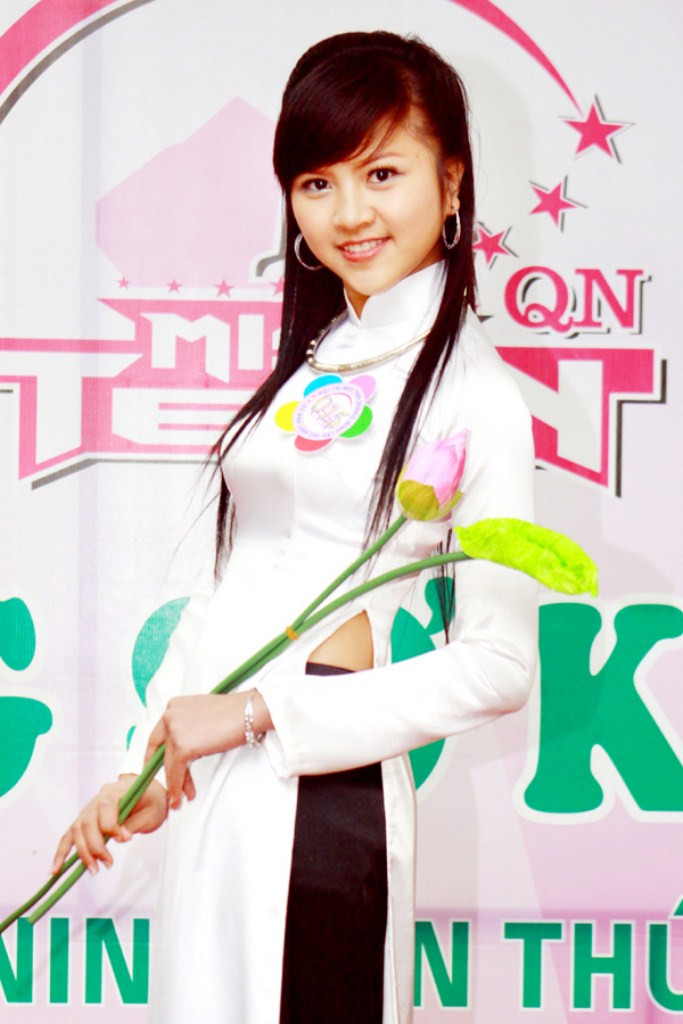 Thí sinh Trần Thị Vân Anh, Quảng Ninh, THPT Nguyễn Tất Thành (418) duyên dáng Việt Nam.