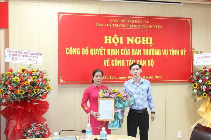 Tiến sĩ Nguyễn Thị Tĩnh (bên trái) - Bí thư Đảng ủy, Chủ tịch Hội đồng trường Đại học Tây Nguyên. Ảnh: Trường Đại học Tây Nguyên Tiến sĩ Nguyễn Thị Tĩnh (bên trái) - Bí thư Đảng ủy, Chủ tịch Hội đồng trường Đại học Tây Nguyên. Ảnh: Trường Đại học Tây Nguyên