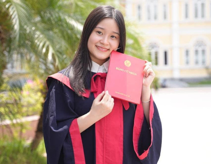 Với điểm tổng kết 3.79/4.0, Nguyễn Minh Châu trở thành thủ khoa đầu ra của khoa Luật - Đại học Quốc gia Hà Nội. (Ảnh: Nhân vật cung cấp) Với điểm tổng kết 3.79/4.0, Nguyễn Minh Châu trở thành thủ khoa đầu ra của khoa Luật - Đại học Quốc gia Hà Nội. (Ảnh: Nhân vật cung cấp)