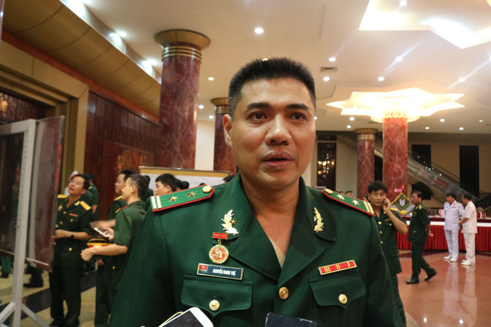 Trung tá Nguyễn Danh Tuệ chia sẻ về mô hình "Bữa sáng cho em" được Đồn Biên phòng Biên phòng cửa khẩu Lóng Sập triển khai. Ảnh: Đỗ Thơm Trung tá Nguyễn Danh Tuệ chia sẻ về mô hình "Bữa sáng cho em" được Đồn Biên phòng Biên phòng cửa khẩu Lóng Sập triển khai. Ảnh: Đỗ Thơm