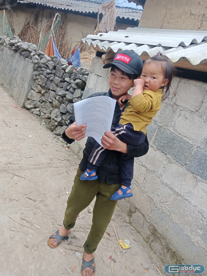 Nghỉ học, học sinh miền núi phải tham gia nhiều công việc giúp cha mẹ, trong đó có cả trông em. Ảnh: giaoduc.net.vn Nghỉ học, học sinh miền núi phải tham gia nhiều công việc giúp cha mẹ, trong đó có cả trông em. Ảnh: giaoduc.net.vn