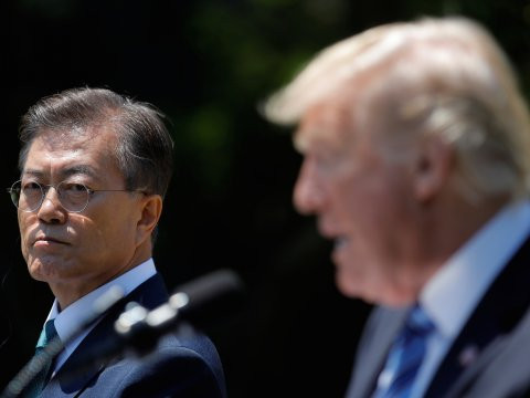 Tổng thống Hàn Quốc Moon Jae-in đang rất nỗ lực thúc đẩy đối thoại giữa 2 miền Triều Tiên, nhưng không thể không "ngó mặt Mỹ". Ảnh minh họa: Business Insider. Tổng thống Hàn Quốc Moon Jae-in đang rất nỗ lực thúc đẩy đối thoại giữa 2 miền Triều Tiên, nhưng không thể không "ngó mặt Mỹ". Ảnh minh họa: Business Insider.